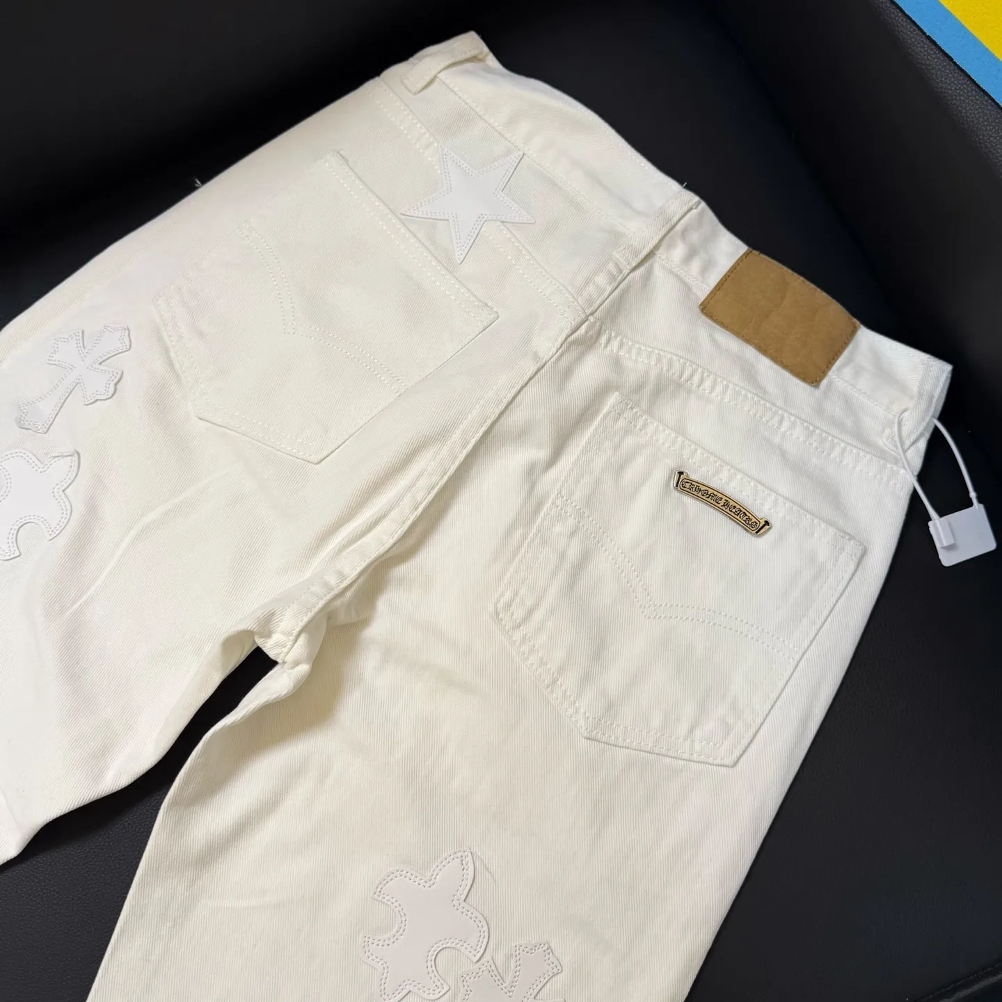 P280 Style number: D345 Chrome Hearts Chrome Hearts Star Series White Bull King Size: 28, 30, 32, 34 (S-XL) Color: White Size reference: Pants length 100 102 104 106 106 Waist 72 76 80 84 88 Recommended weight S (about 110 pounds) M (about 140 pounds) L (about 140 pounds) XL (around 165)